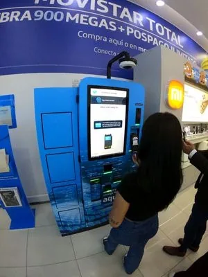 Cliente pagando su factura en un cajero Bio-Smart TouchColombia en tienda Movistar