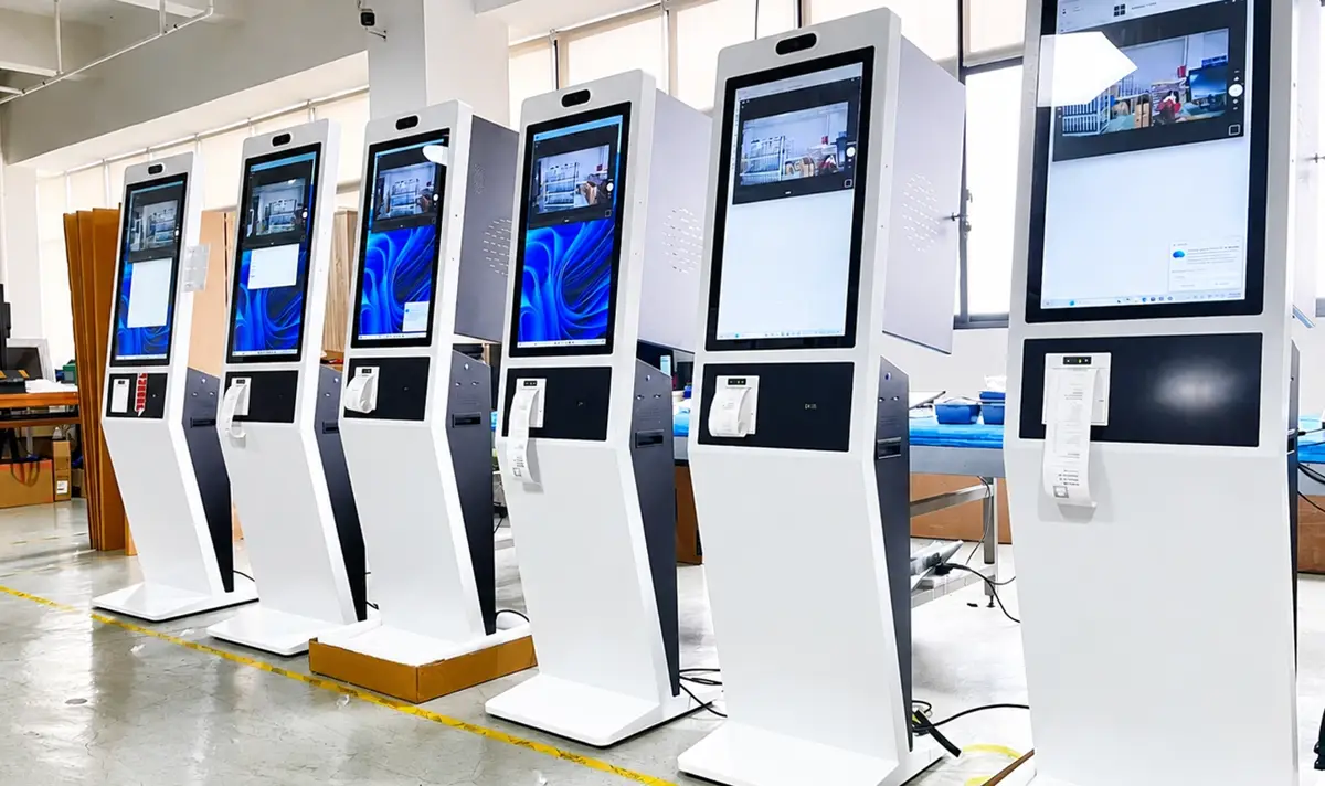 Estantería con validadores de billetes, hoppers de monedas y repuestos en planta propia