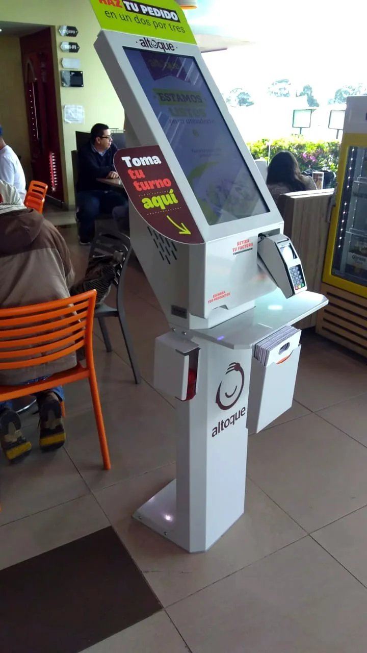 Clientes usando el kiosco Altoque de TouchColombia en una estación Terpel