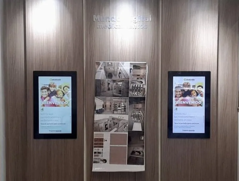 Kioscos de autogestión TouchColombia operando servicios y trámites digitales en Colsubsidio
