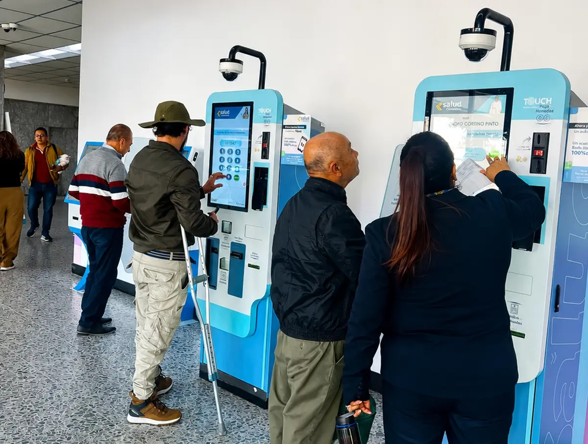 Pacientes utilizando kioscos de autogestión TouchColombia en una red de salud