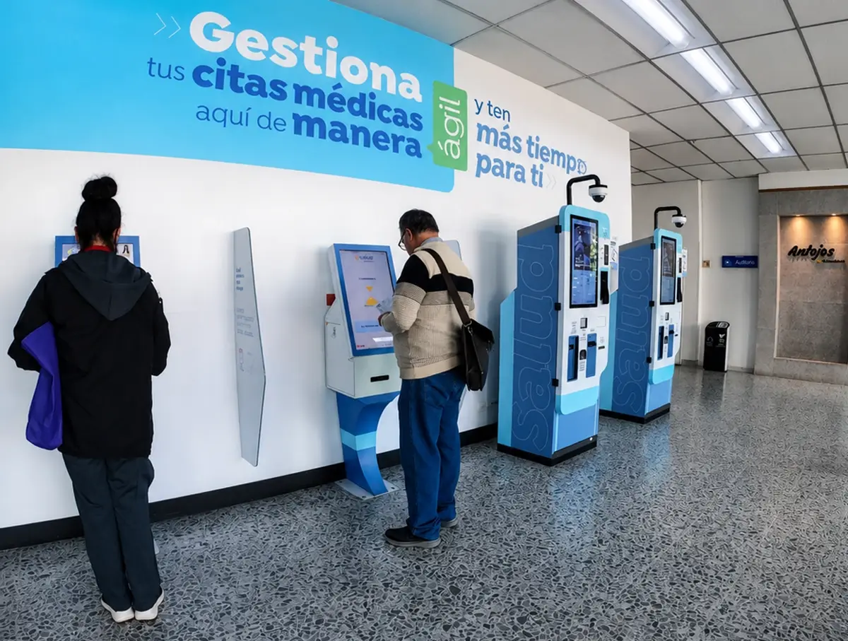 Pacientes gestionando sus citas médicas en kioscos de autogestión TouchColombia