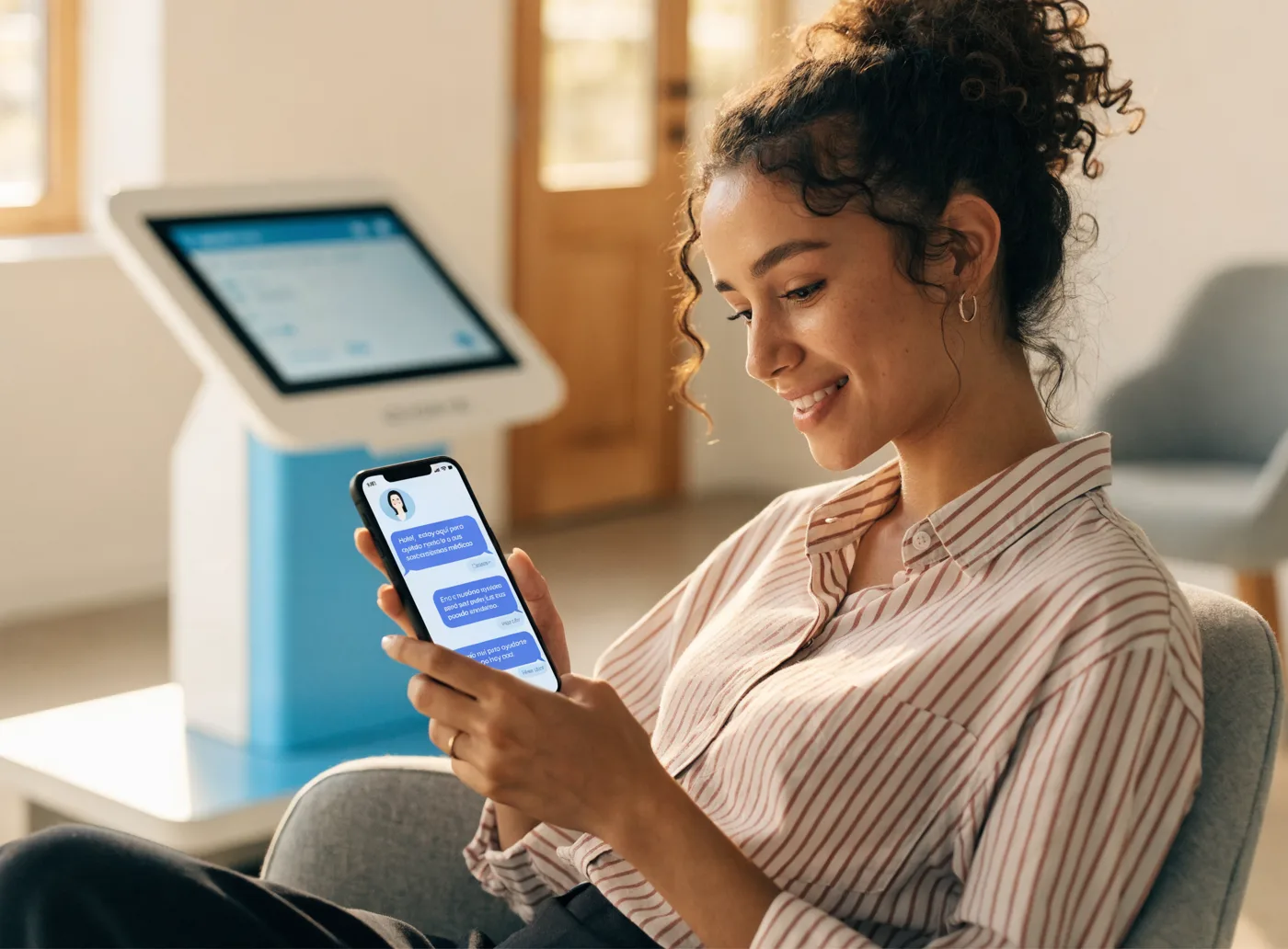 Paciente conversando con el chatbot de inteligencia artificial de la clínica